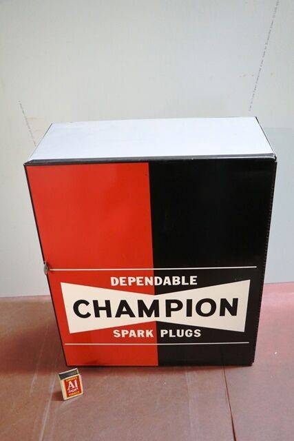 ac spark plug cabinet キャビネット　看板　champion 1950'S 60'S CHAMPION SPARK PLUGS メタルキャビネット 鍵付き