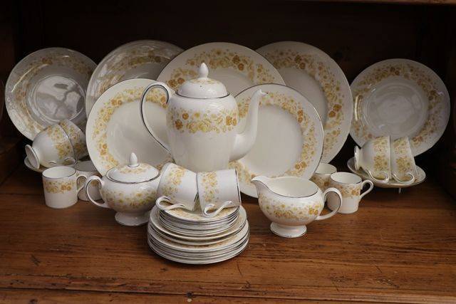 Set of 34 Pieces of Wedgwood Mimosa Bone China 