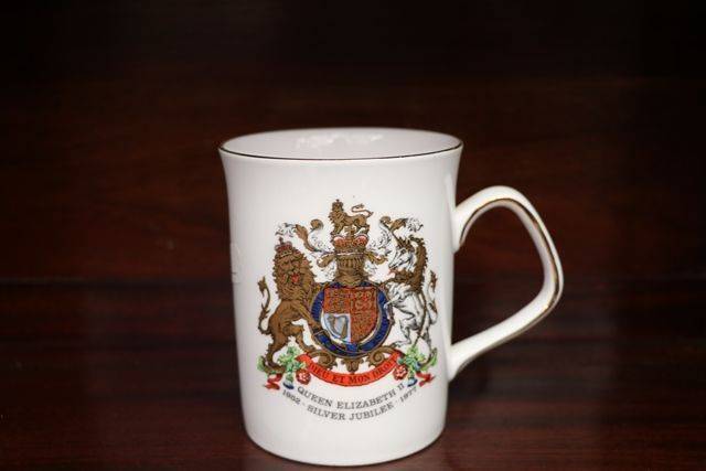 Vintage Queen Elizabeth II 19521977 Silver Jubilee Mug