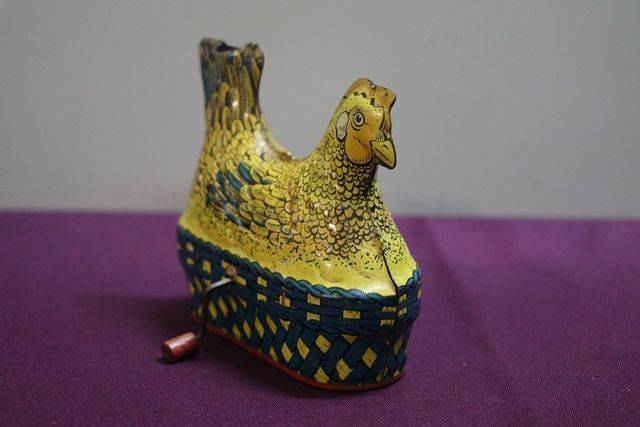 A Baldwin MFG Company Clockwork Tinplate Model Of A Hen Nesting 