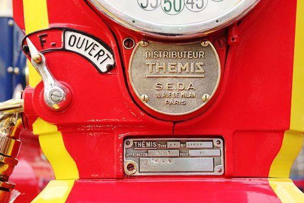 A Stunningly Restored Themis Deluxe Petrol Pump In Shell Livery