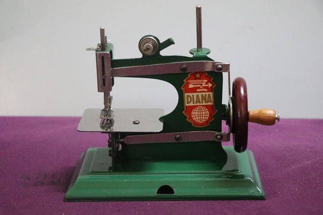 Lovely Vintage Diana Toy Sewing Machine 