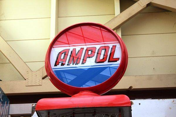 Older Restoration Woodward Manual Petrol Pump In Ampol Livery