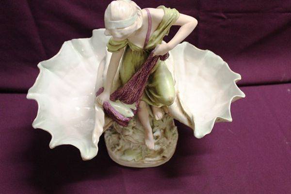 Stunning Royal Dux Figure With Two Shell Bowls C1900