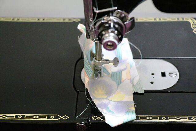 Stunning Vintage Singer 222K Sewing Machine