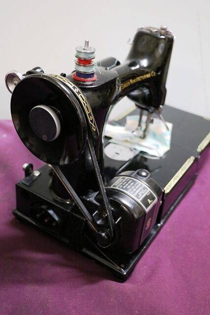 Stunning Vintage Singer 222K Sewing Machine