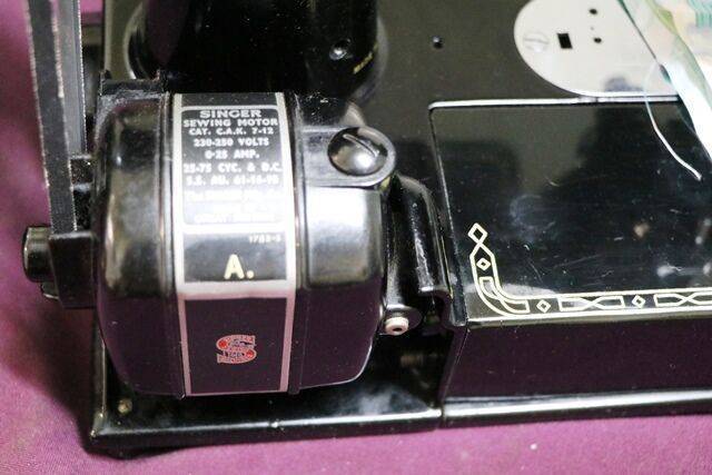 Stunning Vintage Singer 222K Sewing Machine