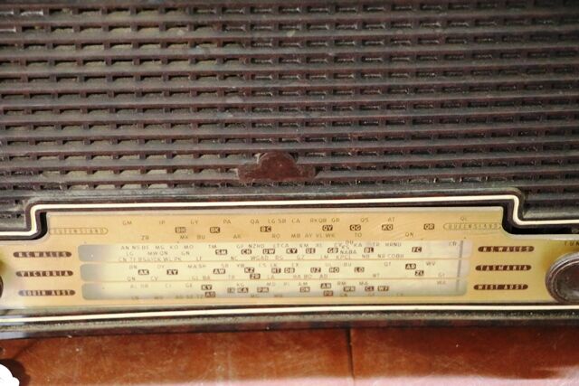 Vintage Bakelite Radio Not Tested