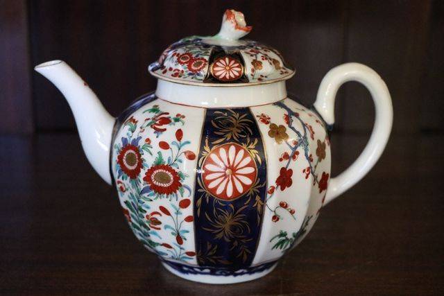 Worcester Fluted Teapot + Cover  Floral Finial C177075