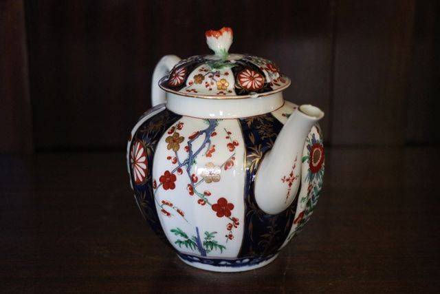 Worcester Fluted Teapot + Cover  Floral Finial C177075