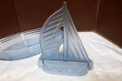 ART DECO PRESSED GLASS YACHTBOAT BY CARLSHUTE  