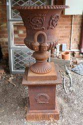 Dorchester Urn + Base In Cast Iron 