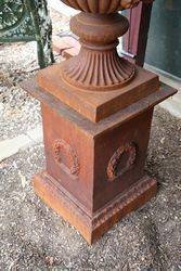 Dorchester Urn + Base In Cast Iron 