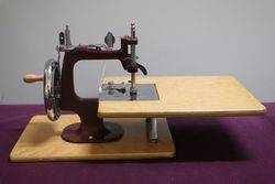 Vintage Essex Sewing Machine With Case And All Accessories 